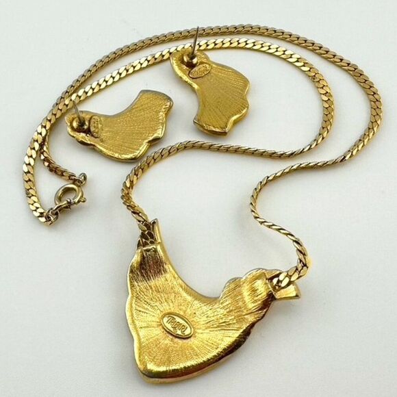 Vintage Trifari Black Enamel Gold Tone Nautical Seashell Wave Necklace Earrings - Picture 6 of 6